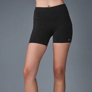 Alo Airbrush Biker Shorts 5”